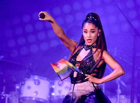 What It Was Like Body Painting a Naked Ariana Grande For Her。